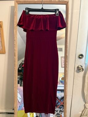 Off-Shoulder Velvet Midi Dress in Burgundy small